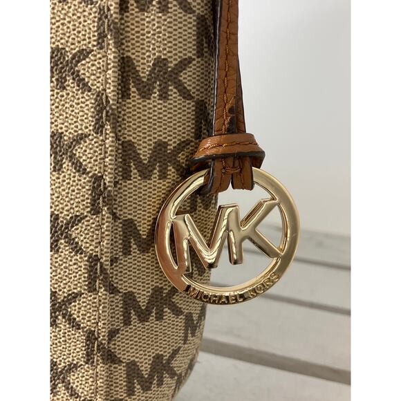 MICHAEL KORS MEDIUM SAFFIANO LEATHER SIGNATURE CROSSBODY BAG - Picture 3 of 16